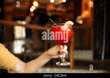 Beliebte Bar Sommer Eis alkoholische Cocktails. Aperol Spritz und Erdbeerbasilikum Margarita in Gläsern in Frauenhand im Stadtcafé Stockfoto