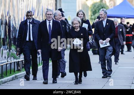 London, Großbritannien. Januar 2024. Sir Keir Starmer, Vorsitzender der Labour Party, und Dame Rosie Winterton, stellvertretende Präsidentin des Hauses, nehmen am Thanksgiving-Service für die ehemalige Präsidentin des Unterhauses Betty Boothroyd Teil, die letztes Jahr starb. Der Gottesdienst fand in der St. Margaret’s Church in Westminster statt. Ebenfalls in der Gruppe sind Sir Roger Gale, Penny Mordaunt und Nigel Evans. Quelle: Imageplotter/Alamy Live News Stockfoto