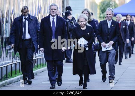 London, Großbritannien. Januar 2024. Sir Keir Starmer, Vorsitzender der Labour Party, und Dame Rosie Winterton, stellvertretende Präsidentin des Hauses, nehmen am Thanksgiving-Service für die ehemalige Präsidentin des Unterhauses Betty Boothroyd Teil, die letztes Jahr starb. Der Gottesdienst fand in der St. Margaret’s Church in Westminster statt. Ebenfalls in der Gruppe sind Sir Roger Gale, Penny Mordaunt und Nigel Evans. Quelle: Imageplotter/Alamy Live News Stockfoto