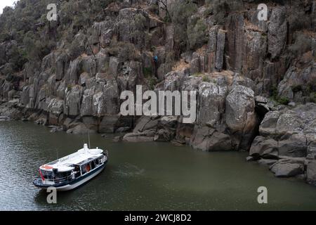 Ein Touristenboot segelt den unteren Abschnitt der Cataract Gorge in Launceston in Tasmanien, Australien. Touristenziel Stockfoto