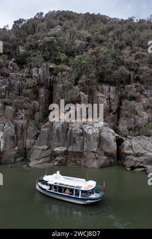 Ein Touristenboot segelt den unteren Abschnitt der Cataract Gorge in Launceston in Tasmanien, Australien. Touristenziel Stockfoto