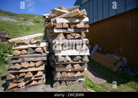 Gehacktes Holz in der Nähe der Hütte hoch in den Bergen mit Blick auf die Berge. Stockfoto
