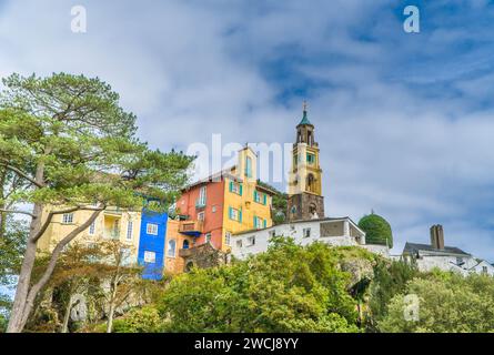 Italianate Glockenturm (campanile), Portmeirion North Wales Großbritannien. August 2020. Stockfoto