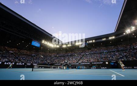 Melbourne, Australien. Januar 2024. Karolina Pliskova (R) aus Tschechien und Elena Rybakina aus Kasachstan treten am 16. Januar 2024 beim Australian Open Tennisturnier in Melbourne, Australien an. Quelle: Hu Jingchen/Xinhua/Alamy Live News Stockfoto