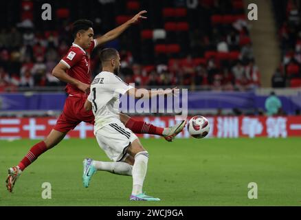 Katar 15. Januar 2024: Hussein Ali aus dem Irak und Marselino Ferdinan aus Indonesien im AFC Asia Cup 2023 im Ahmad bin Ali Stadium in Al-Rayyan, westlich von Doha, Katar 2024 Stockfoto