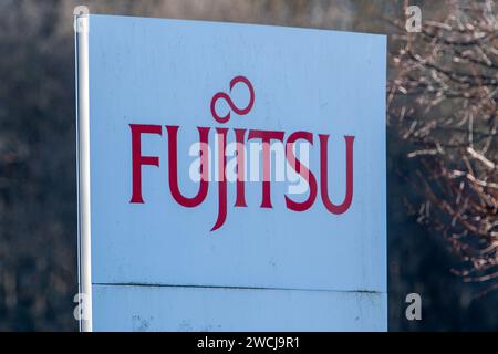 Bracknell, Großbritannien. Januar 2024. Die Zentrale von Fujitsu in Bracknell, Berkshire. Zwischen 1999 und 2015 verfolgte das Postamt Hunderte von Postmastern und Postherrinnen, die auf dem fehlerhaften Horizon-IT-System von Fujitsu basierten. Einige von ihnen verbrachten zu Unrecht Zeit im Gefängnis, weil sie Betrug begangen hatten. Der europäische CEO von Fujitsu in Europa, Paul Patterson, hat erklärt, dass die Firma eine „moralische Verpflichtung“ habe, zu einem Entschädigungssystem für Opfer der Post beizutragen, und heute entschuldigt er sich für die Rolle des Unternehmens bei „diesem schrecklichen Rechtsfehler“ während eines Auswahlkomitees der Commons Business SELECT Stockfoto