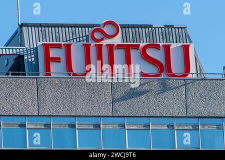 Bracknell, Großbritannien. Januar 2024. Die Zentrale von Fujitsu in Bracknell, Berkshire. Zwischen 1999 und 2015 verfolgte das Postamt Hunderte von Postmastern und Postherrinnen, die auf dem fehlerhaften Horizon-IT-System von Fujitsu basierten. Einige von ihnen verbrachten zu Unrecht Zeit im Gefängnis, weil sie Betrug begangen hatten. Der europäische CEO von Fujitsu in Europa, Paul Patterson, hat erklärt, dass die Firma eine „moralische Verpflichtung“ habe, zu einem Entschädigungssystem für Opfer der Post beizutragen, und heute entschuldigt er sich für die Rolle des Unternehmens bei „diesem schrecklichen Rechtsfehler“ während eines Auswahlkomitees der Commons Business SELECT Stockfoto