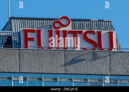 Bracknell, Großbritannien. Januar 2024. Die Zentrale von Fujitsu in Bracknell, Berkshire. Zwischen 1999 und 2015 verfolgte das Postamt Hunderte von Postmastern und Postherrinnen, die auf dem fehlerhaften Horizon-IT-System von Fujitsu basierten. Einige von ihnen verbrachten zu Unrecht Zeit im Gefängnis, weil sie Betrug begangen hatten. Der europäische CEO von Fujitsu in Europa, Paul Patterson, hat erklärt, dass die Firma eine „moralische Verpflichtung“ habe, zu einem Entschädigungssystem für Opfer der Post beizutragen, und heute entschuldigt er sich für die Rolle des Unternehmens bei „diesem schrecklichen Rechtsfehler“ während eines Auswahlkomitees der Commons Business SELECT Stockfoto