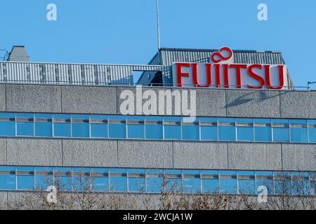 Bracknell, Großbritannien. Januar 2024. Die Zentrale von Fujitsu in Bracknell, Berkshire. Zwischen 1999 und 2015 verfolgte das Postamt Hunderte von Postmastern und Postherrinnen, die auf dem fehlerhaften Horizon-IT-System von Fujitsu basierten. Einige von ihnen verbrachten zu Unrecht Zeit im Gefängnis, weil sie Betrug begangen hatten. Der europäische CEO von Fujitsu in Europa, Paul Patterson, hat erklärt, dass die Firma eine „moralische Verpflichtung“ habe, zu einem Entschädigungssystem für Opfer der Post beizutragen, und heute entschuldigt er sich für die Rolle des Unternehmens bei „diesem schrecklichen Rechtsfehler“ während eines Auswahlkomitees der Commons Business SELECT Stockfoto