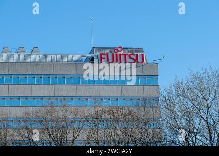 Bracknell, Großbritannien. Januar 2024. Die Zentrale von Fujitsu in Bracknell, Berkshire. Zwischen 1999 und 2015 verfolgte das Postamt Hunderte von Postmastern und Postherrinnen, die auf dem fehlerhaften Horizon-IT-System von Fujitsu basierten. Einige von ihnen verbrachten zu Unrecht Zeit im Gefängnis, weil sie Betrug begangen hatten. Der europäische CEO von Fujitsu in Europa, Paul Patterson, hat erklärt, dass die Firma eine „moralische Verpflichtung“ habe, zu einem Entschädigungssystem für Opfer der Post beizutragen, und heute entschuldigt er sich für die Rolle des Unternehmens bei „diesem schrecklichen Rechtsfehler“ während eines Auswahlkomitees der Commons Business SELECT Stockfoto