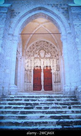 Rote Tür mit weißem Innen- und Außenbereich in Saint-Loup-de-Naud Stockfoto
