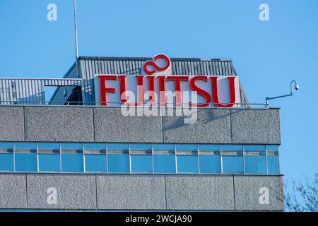 Bracknell, Großbritannien. Januar 2024. Die Zentrale von Fujitsu in Bracknell, Berkshire. Zwischen 1999 und 2015 verfolgte das Postamt Hunderte von Postmastern und Postherrinnen, die auf dem fehlerhaften Horizon-IT-System von Fujitsu basierten. Einige von ihnen verbrachten zu Unrecht Zeit im Gefängnis, weil sie Betrug begangen hatten. Der europäische CEO von Fujitsu in Europa, Paul Patterson, hat erklärt, dass die Firma eine „moralische Verpflichtung“ habe, zu einem Entschädigungssystem für Opfer der Post beizutragen, und heute entschuldigt er sich für die Rolle des Unternehmens bei „diesem schrecklichen Rechtsfehler“ während eines Auswahlkomitees der Commons Business SELECT Stockfoto