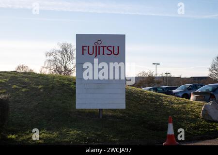 Bracknell, Großbritannien. Januar 2024. Die Zentrale von Fujitsu in Bracknell, Berkshire. Zwischen 1999 und 2015 verfolgte das Postamt Hunderte von Postmastern und Postherrinnen, die auf dem fehlerhaften Horizon-IT-System von Fujitsu basierten. Einige von ihnen verbrachten zu Unrecht Zeit im Gefängnis, weil sie Betrug begangen hatten. Der europäische CEO von Fujitsu in Europa, Paul Patterson, hat erklärt, dass die Firma eine „moralische Verpflichtung“ habe, zu einem Entschädigungssystem für Opfer der Post beizutragen, und heute entschuldigt er sich für die Rolle des Unternehmens bei „diesem schrecklichen Rechtsfehler“ während eines Auswahlkomitees der Commons Business SELECT Stockfoto