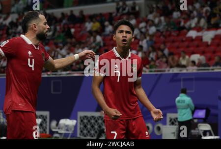 Katar 15. Januar 2024: Marselino Ferdinan aus Indonesien feiert mit Jordi Amat, nachdem er am 15. Januar 2024 im Ahmad bin Ali Stadium in Al-Rayyan, westlich von Doha, Katar, ein Tor beim AFC Asia Cup 2023 erzielt hat Stockfoto