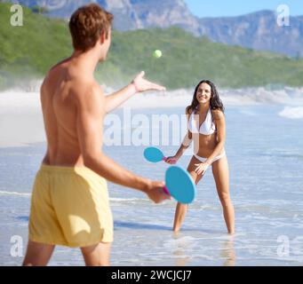 Reisen, Paddeln und Paare am Strand zusammen, haben Spaß oder spielen im Sommer Spiel. Liebe, lächle oder glücklich mit jungen Mann und Frau Stockfoto