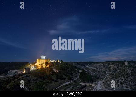 Nächtliche Landschaft der mittelalterlichen Stadt Alarcon mit ihrer Burg und dem Parador Nacional auf der Spitze des Berges, Cuenca, Spanien. Stockfoto