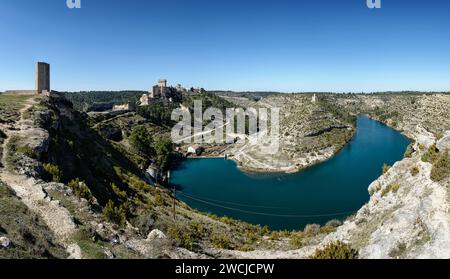 Panoramablick auf die mittelalterliche Stadt Alarcon mit ihrer Burg und den Parador Nacional auf dem Gipfel des Berges, Cuenca, Spanien. Stockfoto