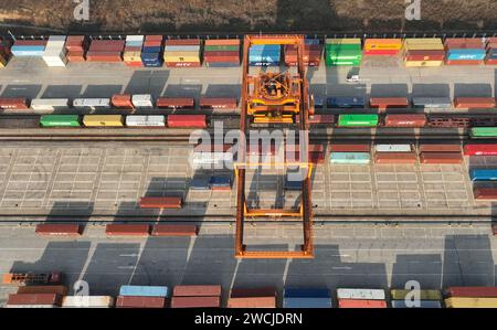 NANCHANG, CHINA - 11. JANUAR 2024 - Tausende Container werden ordentlich im Nanchang International Dry Port in Nanchang, Provinz Jiangxi, gestapelt. Stockfoto