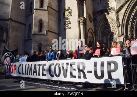 London, Großbritannien. Januar 2024. Dr. Andrew Boswell steht mit seiner Frau und seinen Unterstützern vor den Royal Courts of Justice, als seine rechtliche Klage gegen drei neue große Straßenverkehrsvorhaben in Norfolk beginnt. In der Rechtsstreitigkeit wird behauptet, dass das Ministerium für Verkehr und nationale Autobahnen die Auswirkungen der Regelungen auf den Klimawandel nicht angemessen berücksichtigt habe. Quelle: Vuk Valcic/Alamy Live News Stockfoto