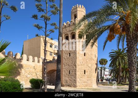 Turm und Stadtmauer, die die Altstadt (Medina), Monastir, Tunesien umgeben Stockfoto