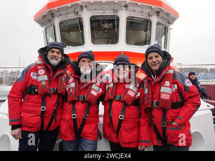 16. Januar 2024, Schleswig-Holstein, Laboe: Die ehrenamtlichen Botschafter der Seeretter, die norddeutsche Band Santiano (l-r) Hans-Timm Timsen Hinrichsen, Björn beide, Peter David Pete sage und Axel Stosberg, stehen an Bord des Rettungskreuzers Berlin. Im vergangenen Jahr haben deutsche Seeretter des Deutschen Seerechtsdienstes (DGzRS) insgesamt 3.532 Menschen bei 1938 Einsätzen in der Nord- und Ostsee geholfen. Sie mussten allein 103 Menschen aus Seenot retten, wie die DGzRS am Dienstag mitteilte. (An die dpa „Seereschiffer helfen mehr als 3.500 Menschen in der Nord- und Ostsee“) Stockfoto