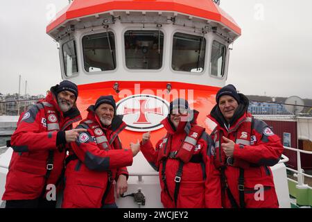 16. Januar 2024, Schleswig-Holstein, Laboe: Die ehrenamtlichen Botschafter der Seeretter, die norddeutsche Band Santiano (l-r) Hans-Timm Timsen Hinrichsen, Björn beide, Peter David Pete sage und Axel Stosberg, stehen an Bord des Rettungskreuzers Berlin. Im vergangenen Jahr haben deutsche Seeretter des Deutschen Seerechtsdienstes (DGzRS) insgesamt 3.532 Menschen bei 1938 Einsätzen in der Nord- und Ostsee geholfen. Sie mussten allein 103 Menschen aus Seenot retten, wie die DGzRS am Dienstag mitteilte. (An die dpa „Seereschiffer helfen mehr als 3.500 Menschen in der Nord- und Ostsee“) Stockfoto