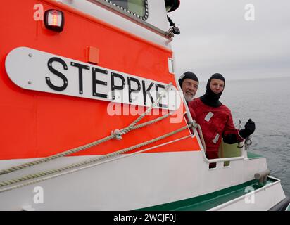 16. Januar 2024, Schleswig-Holstein, Laboe: Björn beide (l) und Axel Stosberg, Mitglieder der norddeutschen Band Santiano und Ehrenbotschafter der Seerettler, stehen nach einer Übung in Überlebensanzügen an Bord des Seerettungsschiffes Steppke. Im vergangenen Jahr haben deutsche Seeretter des Deutschen Seerechtsdienstes (DGzRS) insgesamt 3.532 Menschen bei 1938 Einsätzen in der Nord- und Ostsee geholfen. Sie mussten allein 103 Menschen aus Seenot retten, wie die DGzRS am Dienstag mitteilte. (An die dpa „Seerettler helfen mehr als 3.500 Menschen in der Nord- und Ostsee“) Foto: Stockfoto