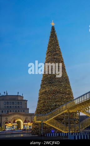 Tannenbaum auf dem Platz der Republik in Jerewan. Armenien Stockfoto