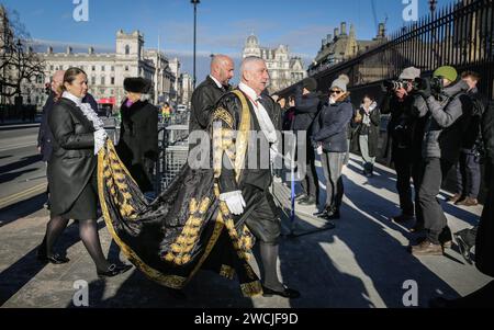 London, Großbritannien. Januar 2024. Sir Lindsay Hoyle, der gegenwärtige Sprecher des Unterhauses, und sein Stab begeben sich zum und vom Thanksgiving Service für den ehemaligen Sprecher des Unterhauses, Betty Boothroyd, der letztes Jahr starb. Der Gottesdienst fand in der St. Margaret’s Church in Westminster statt. Quelle: Imageplotter/Alamy Live News Stockfoto