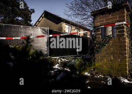 EERSEL - Technische Untersuchung in einem Haus in Eersel, Nord-Brabant, wo ein Bewohner starb und ein Bewohner nach einem Brand schwer verletzt wurde. Vier Bewohner des Hauses am Voortseweg wurden verhaftet, darunter der schwer verletzte Mann. Die drei Männer und eine Frau werden der Brandstiftung verdächtigt. ANP ROB ENGELAAR niederlande aus - belgien aus Stockfoto