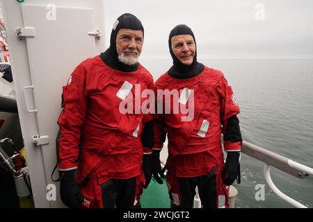 16. Januar 2024, Schleswig-Holstein, Laboe: Björn beide (l) und Axel Stosberg, Mitglieder der norddeutschen Band Santiano und Ehrenbotschafter der Seerettler, stehen nach einer Übung in Überlebensanzügen an Bord des Rettungskreuzers Berlin. Im vergangenen Jahr haben deutsche Seeretter des Deutschen Seerechtsdienstes (DGzRS) insgesamt 3.532 Menschen bei 1938 Einsätzen in der Nord- und Ostsee geholfen. Sie mussten allein 103 Menschen aus Seenot retten, wie die DGzRS am Dienstag mitteilte. (An dpa „Seereschiffer helfen mehr als 3.500 Menschen in der Nord- und Ostsee“) Foto: März Stockfoto