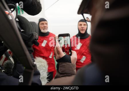 16. Januar 2024, Schleswig-Holstein, Laboe: Björn beide (l) und Axel Stosberg, Mitglieder der norddeutschen Band Santiano und Ehrenbotschafter der Seerettler, stehen nach einer Übung in Überlebensanzügen an Bord des Rettungskreuzers Berlin. Im vergangenen Jahr haben deutsche Seeretter des Deutschen Seerechtsdienstes (DGzRS) insgesamt 3.532 Menschen bei 1938 Einsätzen in der Nord- und Ostsee geholfen. Sie mussten allein 103 Menschen aus Seenot retten, wie die DGzRS am Dienstag mitteilte. (An dpa „Seereschiffer helfen mehr als 3.500 Menschen in der Nord- und Ostsee“) Foto: März Stockfoto