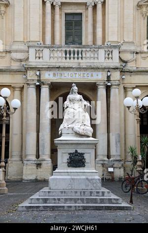 Statue von Königin Victoria in einem Schal aus maltesischer Spitze vor der Nationalbibliothek von Malta in Valletta Stockfoto