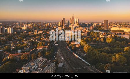 Ein Luftbild, das eine atemberaubende Stadtlandschaft zeigt, beleuchtet von einer fesselnden Reihe von Lichtern Stockfoto