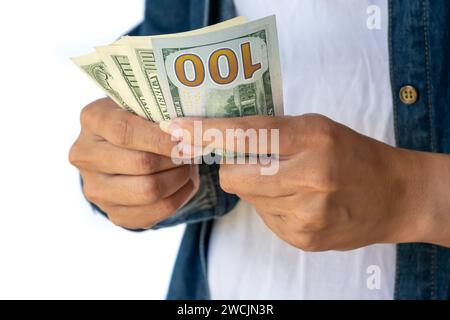 Die Hände der Frau halten 100-Dollar-Scheine fest. Nahaufnahme Foto, das nur die Hände zeigt. Stockfoto