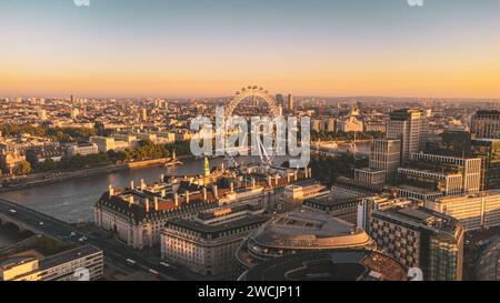 Ein Luftbild, das eine atemberaubende Stadtlandschaft zeigt, beleuchtet von einer fesselnden Reihe von Lichtern Stockfoto