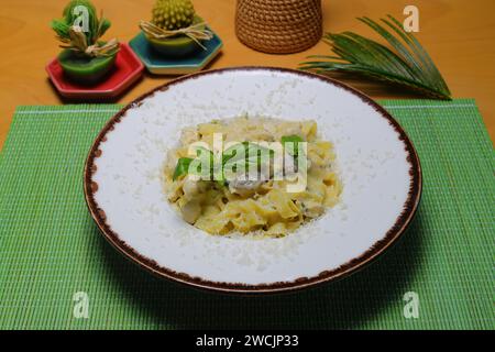 Detail eines Tellers voller Tagliatelle mit Wildpilzen und Wurst. Stockfoto