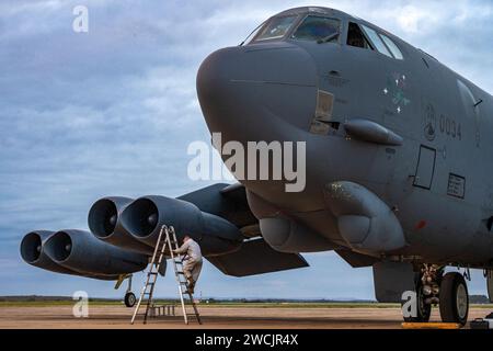 Ein der 23. Expeditionsbombengeschwader zugeordneter Besatzungsoffizier inspiziert das Triebwerk einer B-52H Stratofortress, nachdem er am 7. März 2023 auf der Luftwaffenbasis Morón in Spanien gelandet ist. Stockfoto