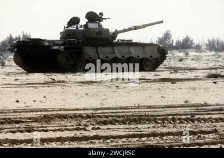 Ein beschädigter Kampfpanzer T-72 sitzt in der Wüste, nachdem er während der Operation Desert Storm aufgegeben wurde Stockfoto