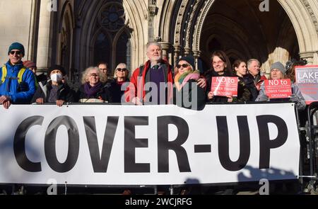 London, Großbritannien. Januar 2024. Dr. Andrew Boswell steht mit seiner Frau und seinen Unterstützern vor den Royal Courts of Justice, als seine rechtliche Klage gegen drei neue große Straßenverkehrsvorhaben in Norfolk beginnt. In der Rechtsstreitigkeit wird behauptet, dass das Ministerium für Verkehr und nationale Autobahnen die Auswirkungen der Regelungen auf den Klimawandel nicht angemessen berücksichtigt habe. Quelle: Vuk Valcic/Alamy Live News Stockfoto