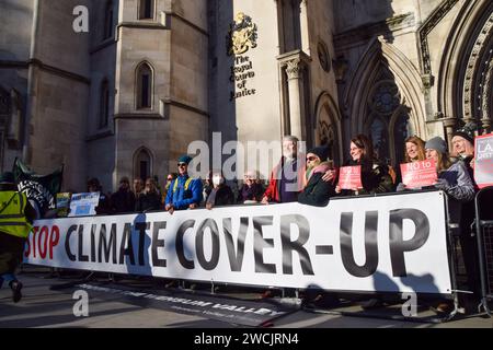 London, Großbritannien. Januar 2024. Dr. Andrew Boswell steht mit seiner Frau und seinen Unterstützern vor den Royal Courts of Justice, als seine rechtliche Klage gegen drei neue große Straßenverkehrsvorhaben in Norfolk beginnt. In der Rechtsstreitigkeit wird behauptet, dass das Ministerium für Verkehr und nationale Autobahnen die Auswirkungen der Regelungen auf den Klimawandel nicht angemessen berücksichtigt habe. Quelle: Vuk Valcic/Alamy Live News Stockfoto