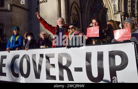 London, Großbritannien. Januar 2024. Dr. Andrew Boswell steht mit seiner Frau und seinen Unterstützern vor den Royal Courts of Justice, als seine rechtliche Klage gegen drei neue große Straßenverkehrsvorhaben in Norfolk beginnt. In der Rechtsstreitigkeit wird behauptet, dass das Ministerium für Verkehr und nationale Autobahnen die Auswirkungen der Regelungen auf den Klimawandel nicht angemessen berücksichtigt habe. Quelle: Vuk Valcic/Alamy Live News Stockfoto