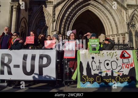 London, Großbritannien. Januar 2024. Unterstützer stehen vor den Royal Courts of Justice, als Dr. Andrew Boswells gerichtliche Klage gegen drei neue große Straßenbauvorhaben in Norfolk beginnt. In der Rechtsstreitigkeit wird behauptet, dass das Ministerium für Verkehr und nationale Autobahnen die Auswirkungen der Regelungen auf den Klimawandel nicht angemessen berücksichtigt habe. Quelle: Vuk Valcic/Alamy Live News Stockfoto