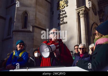 London, Großbritannien. Januar 2024. Dr. Andrew Boswell hält eine Rede vor den Royal Courts of Justice, während seine rechtliche Klage gegen drei neue große Straßenbaupläne in Norfolk beginnt. In der Rechtsstreitigkeit wird behauptet, dass das Ministerium für Verkehr und nationale Autobahnen die Auswirkungen der Regelungen auf den Klimawandel nicht angemessen berücksichtigt habe. Quelle: Vuk Valcic/Alamy Live News Stockfoto