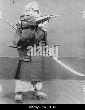 Ein kämpfender Mönch, Militärkostüme im alten Japan. (Zugeschnitten). Stockfoto