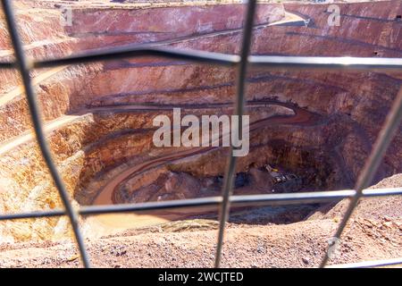 Blick auf die Cobar Mine von der Aussichtsplattform am Fort Bourke Hill Aussichtspunkt. Gold- und Mineralbergbau in Central West NSW Australien. Stockfoto