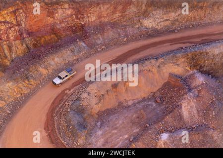 Blick auf die Cobar Mine von der Aussichtsplattform am Fort Bourke Hill Aussichtspunkt. Gold- und Mineralbergbau in Central West NSW Australien. Stockfoto