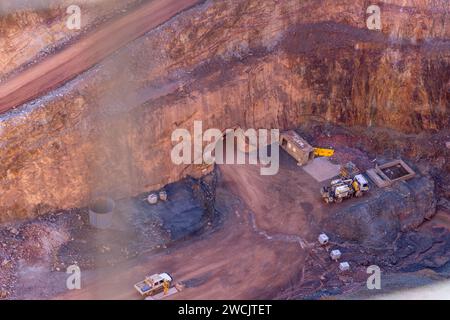 Blick auf die Cobar Mine von der Aussichtsplattform am Fort Bourke Hill Aussichtspunkt. Gold- und Mineralbergbau in Central West NSW Australien. Stockfoto