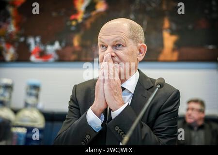 Berlin, Deutschland. Januar 2024. Bundeskanzler Olaf Scholz (SPD) nimmt an der Fraktionssitzung seiner Partei Teil. Quelle: Kay Nietfeld/dpa/Alamy Live News Stockfoto