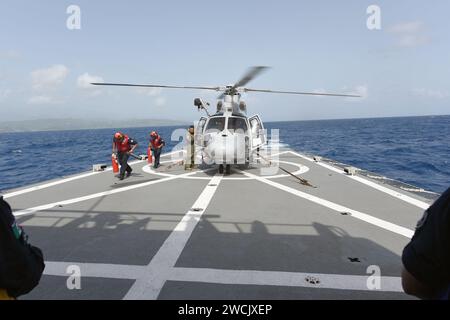 Ein Hubschrauber bereitet sich auf den Start vom Flugdeck des ARMS Guanajuato - 160625-N-FE728-151 vor. Stockfoto